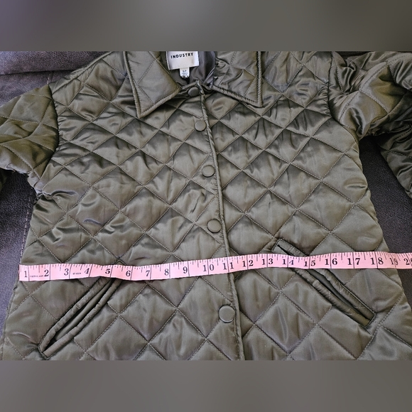 New with tags. Olive green quilted jacket with pockets and 1 inside pocket - Picture 11 of 11